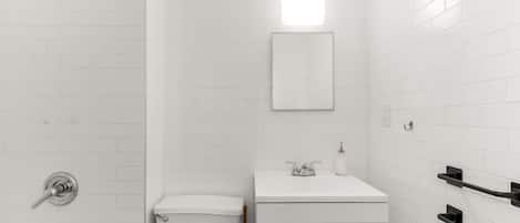 Secadora de cabello, toallas, jabón, papel de baño