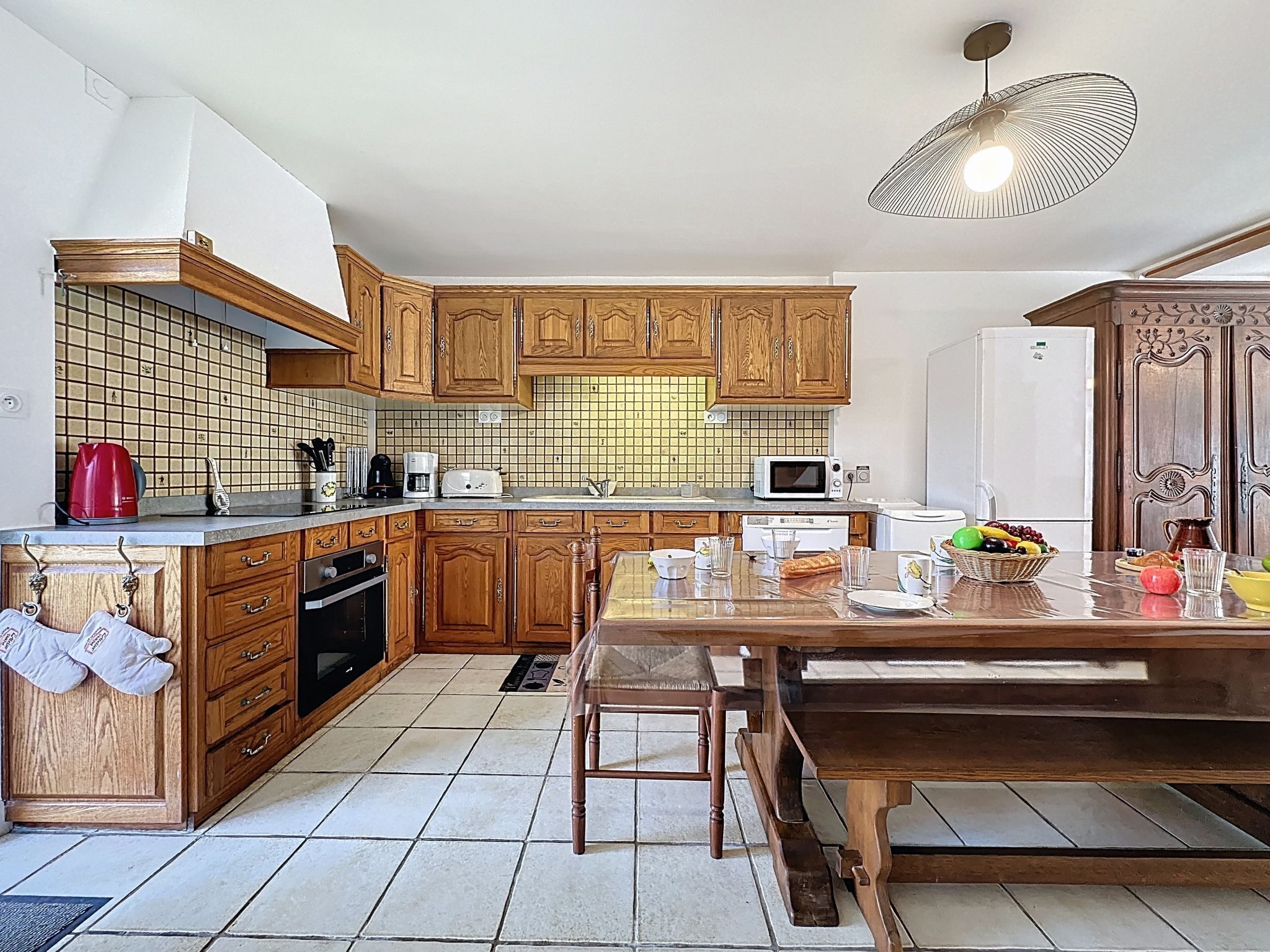 Réfrigérateur, four à micro-ondes, un four, lave-vaisselle