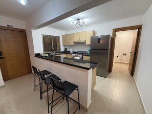 ثلاجة، ميكروويف، فرن، موقد طهي مسطح