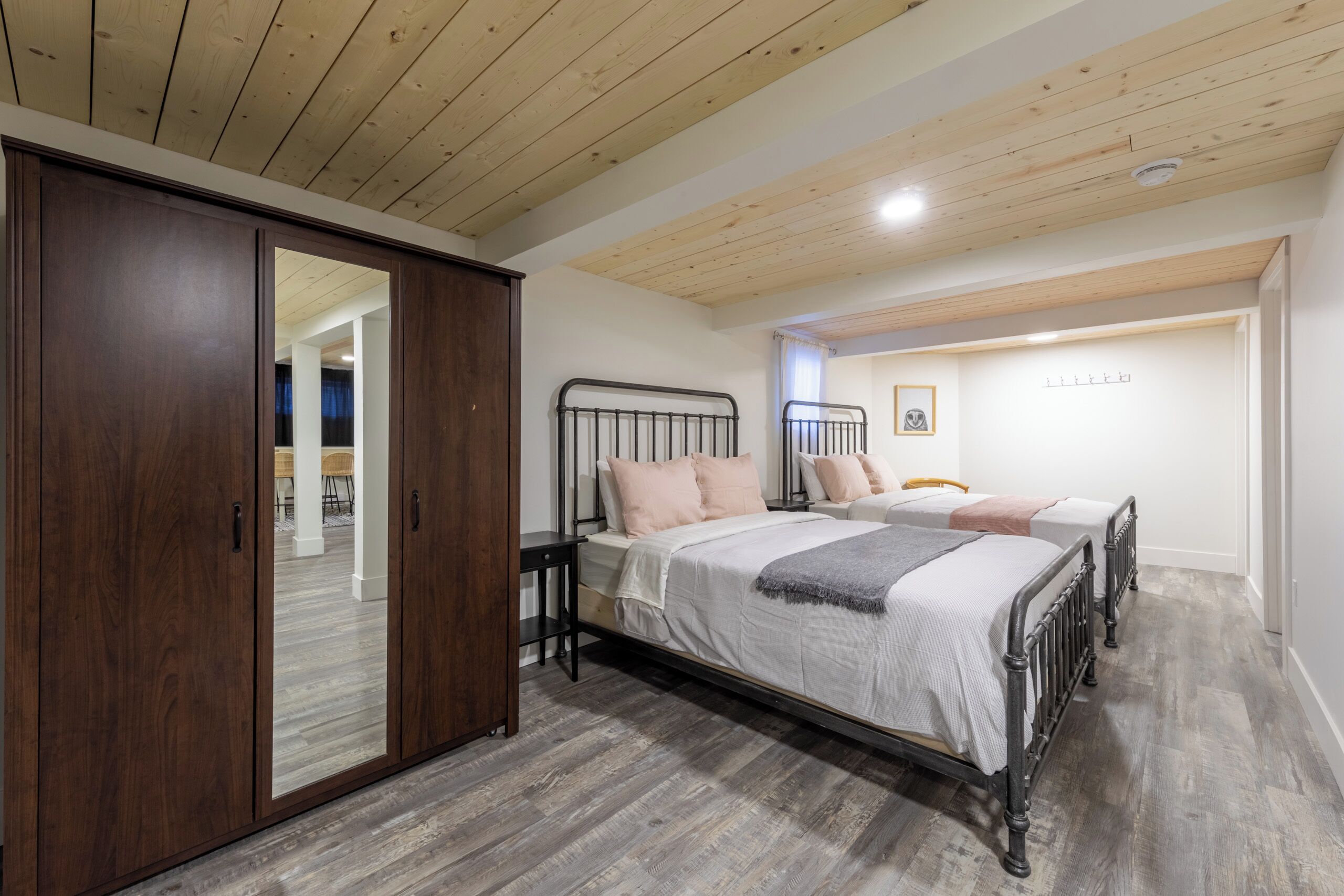 3 habitaciones, escritorio y tabla de planchar con plancha 