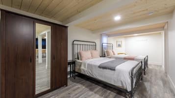 3 slaapkamers, een bureau, een strijkplank/strijkijzer, reisbedje