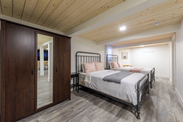 3 Schlafzimmer, Schreibtisch, Bügeleisen/Bügelbrett, Reisekinderbett
