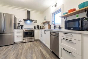Réfrigérateur, four à micro-ondes, un four, surface de cuisson