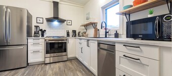 Golden Rockies Basecamp – 3 BR | Downtown