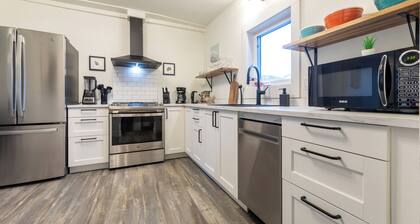 Golden Rockies Basecamp – 3 BR | Downtown