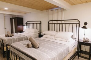 3 habitaciones, escritorio y tabla de planchar con plancha 