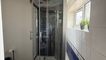 Shower, hair dryer, towels