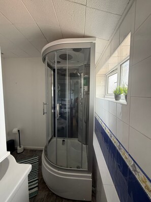 Shower, hair dryer, towels