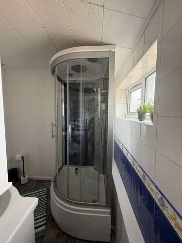 Studio- Sleeps 2- Free WiFi- Luxury Shower