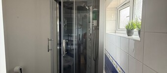 Studio- Sleeps 2- Free WiFi- Luxury Shower