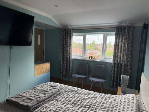 Studio- Sleeps 2- Free WiFi- Luxury Shower