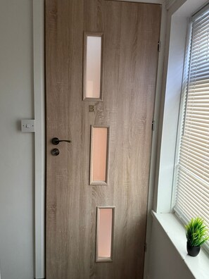 Interior - Studio- Sleeps 2- Free WiFi- Luxury Shower (Birmingham)