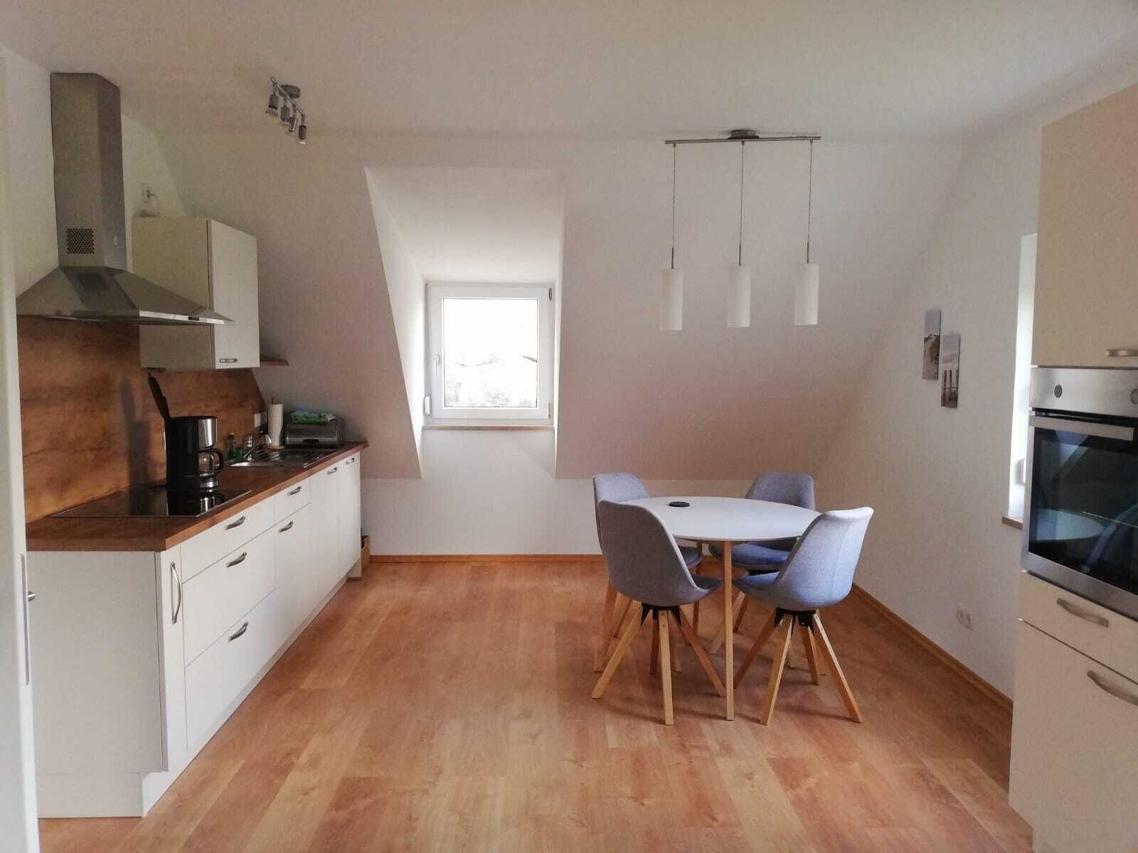 Apartment 60qm-Esszimmer und Kueche
