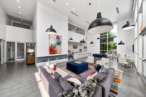 Stylish Resort Oasis: 5* Location, Pool, Gym, Pkg!