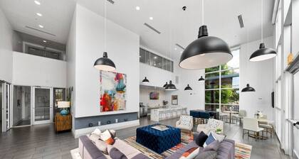 Stylish Resort Oasis: 5* Location, Pool, Gym, Pkg!