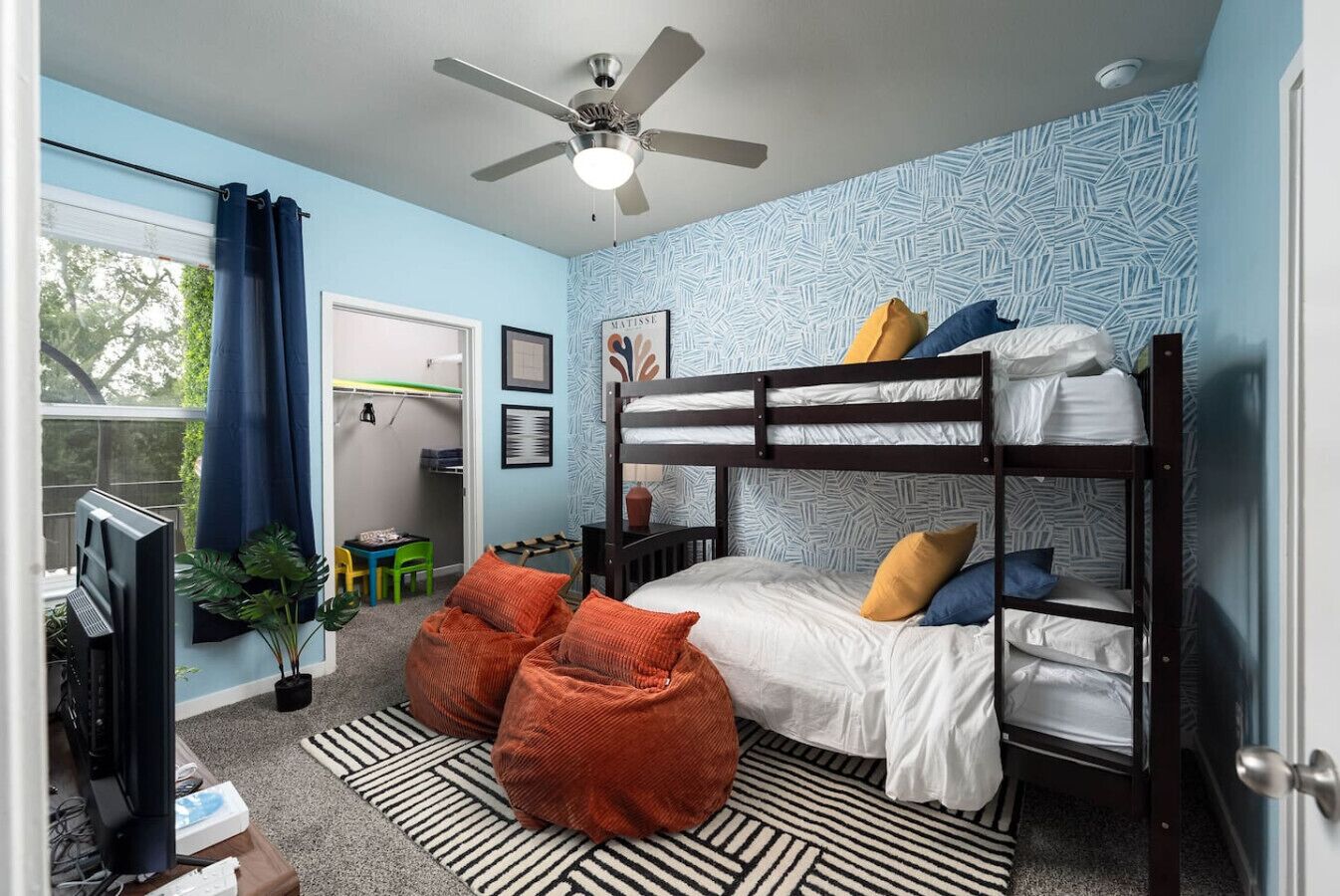 Desk, WiFi, bed sheets