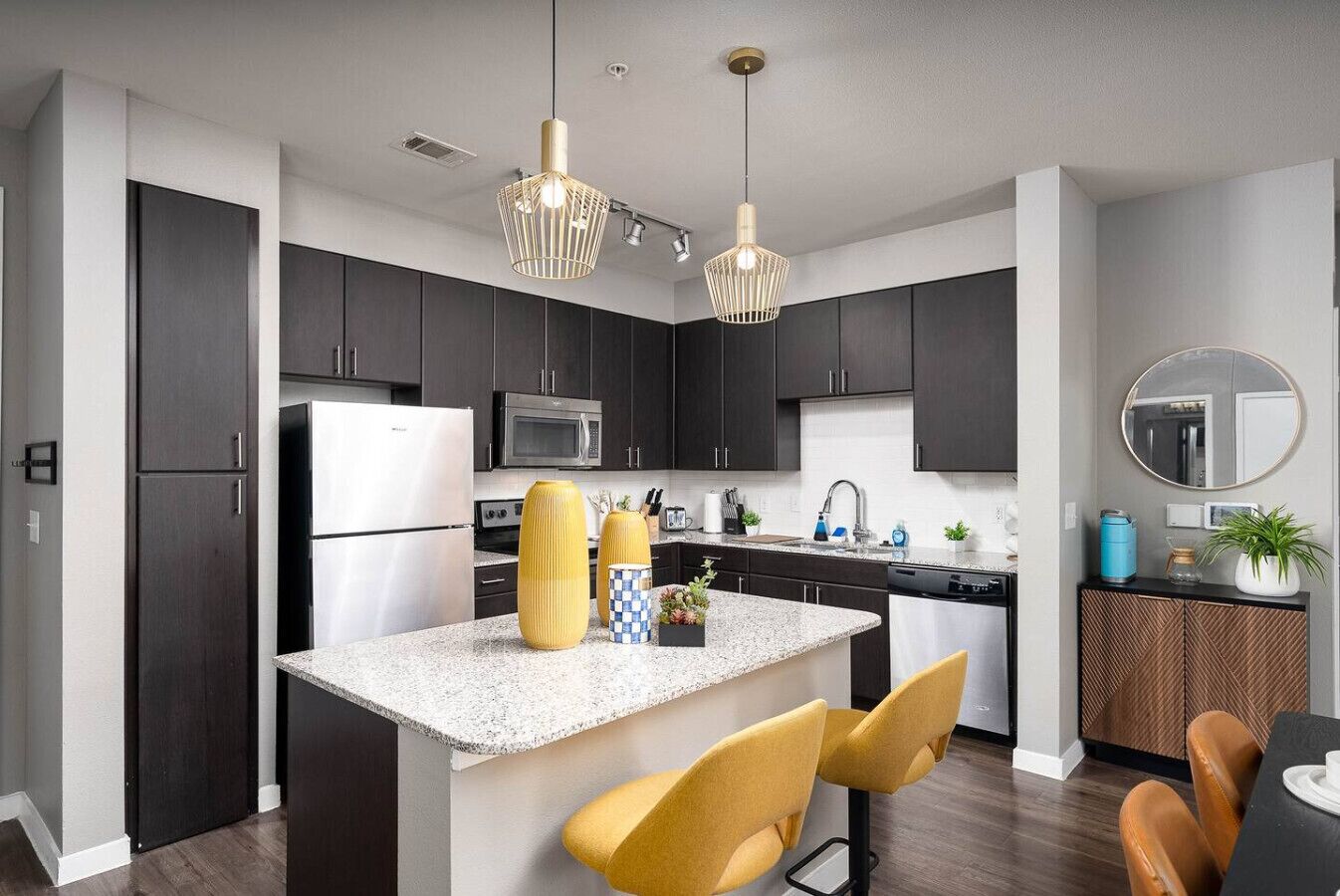 Een koelkast, een magnetron, een oven, een kookplaat