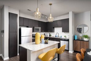 Køleskab, mikrobølgeovn, ovn, kogeplade