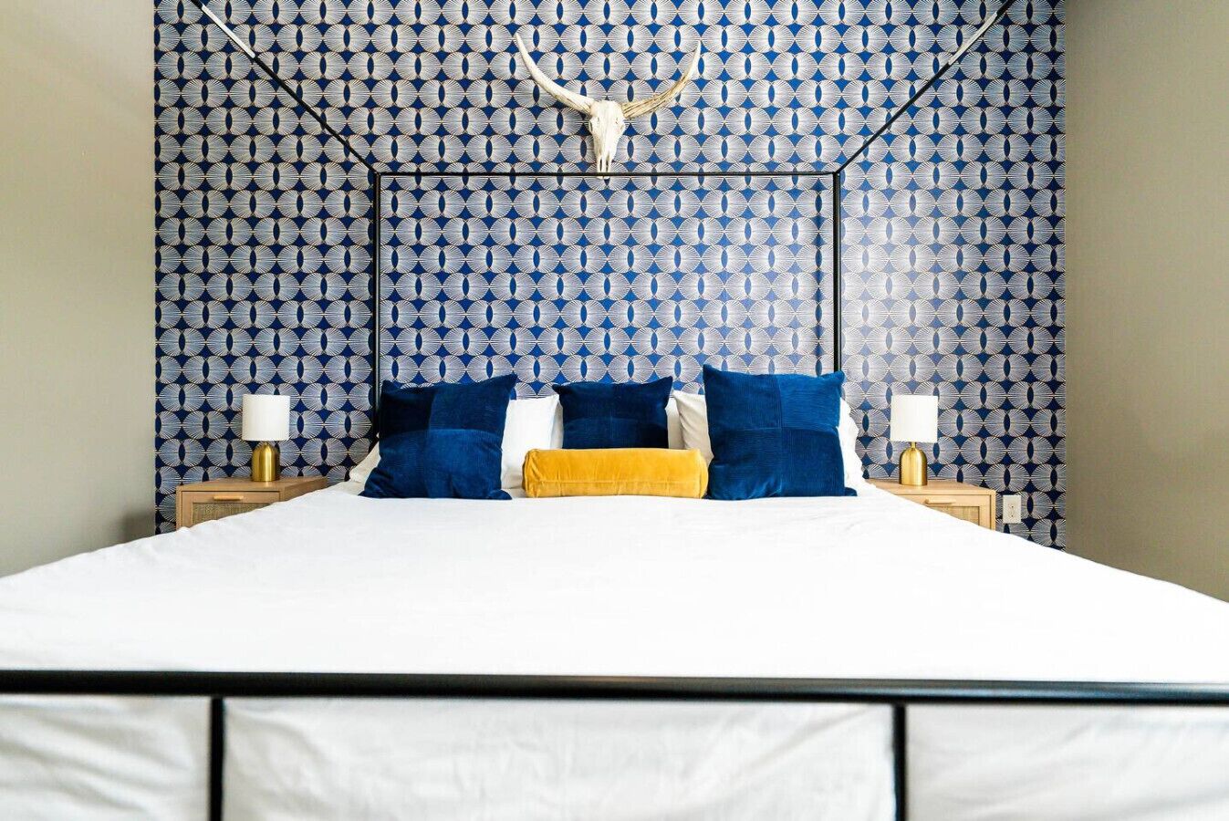 Desk, WiFi, bed sheets