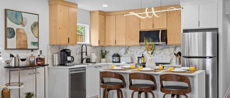 Réfrigérateur, micro-ondes, four, plaque de cuisson