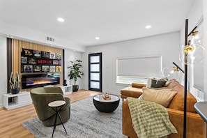 Smart TV, fireplace