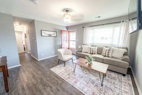 Badea’s 3- bedroom Cozy house . Close to Everything.
