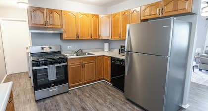 Badea’s 3- bedroom Cozy house . Close to Everything.