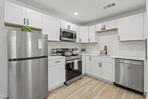 Central Dallas Stay- Med District Gem minutes from Oak Lawn & D-Town Dallas