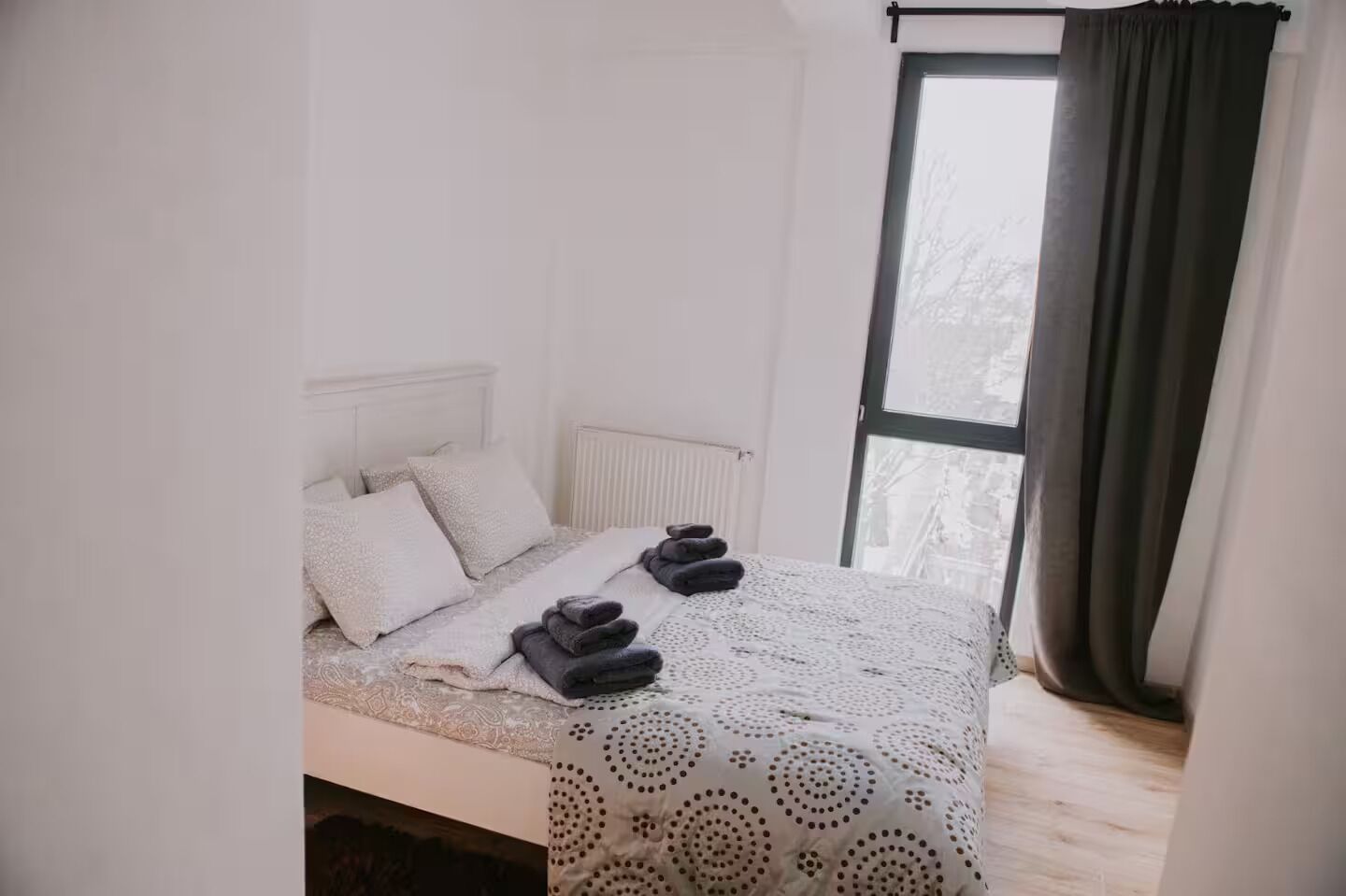 6 bedrooms, iron/ironing board, WiFi, bed sheets