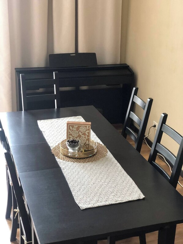 Una mesa con un mantel individual, una caja decorativa y un cuenco de nueces.