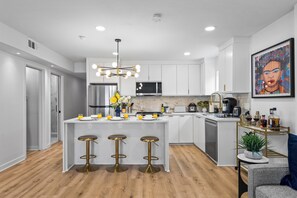 Kjøleskap, mikrobølgeovn, ovn og kokeplater