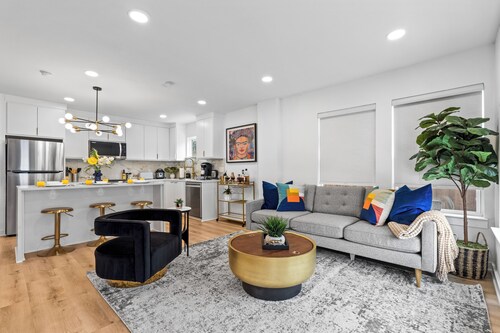 Chic 2BR flat w/ fireplace & gated parking