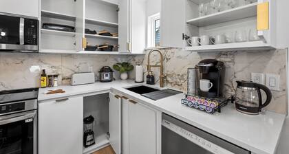 Chic 2BR flat w/ fireplace & gated parking