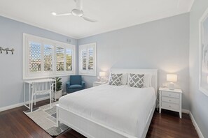 4 bedrooms, iron/ironing board, WiFi, bed sheets