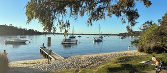 Beautiful Riverside Apartment Bicton