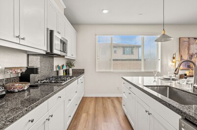 Spacious 5-bedroom villa in excellent Ontario with AC NEAR AIRPORT 9 BEDS