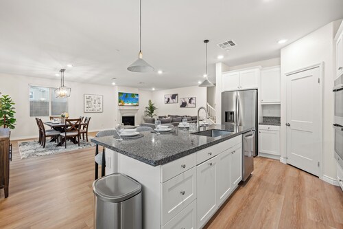 Spacious 5-bedroom villa in excellent Ontario with AC NEAR AIRPORT 9 BEDS