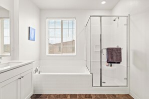 Dusche, Haartrockner, Bidet, Handtücher
