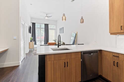 Modern West Midtown Retreat — Luxurious Stay!