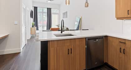 Modern West Midtown Retreat — Luxurious Stay!