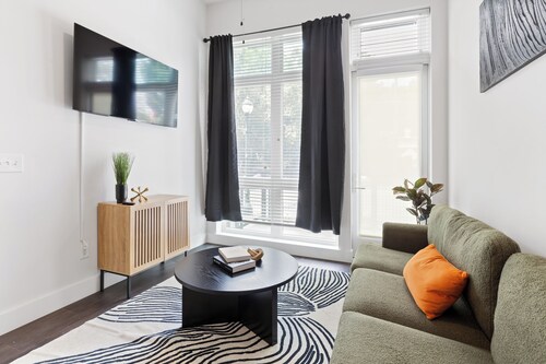 Modern West Midtown Retreat — Luxurious Stay!