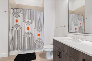 Serviettes fournies, savon, papier toilette