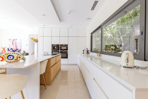 Fridge, oven, stovetop, dishwasher