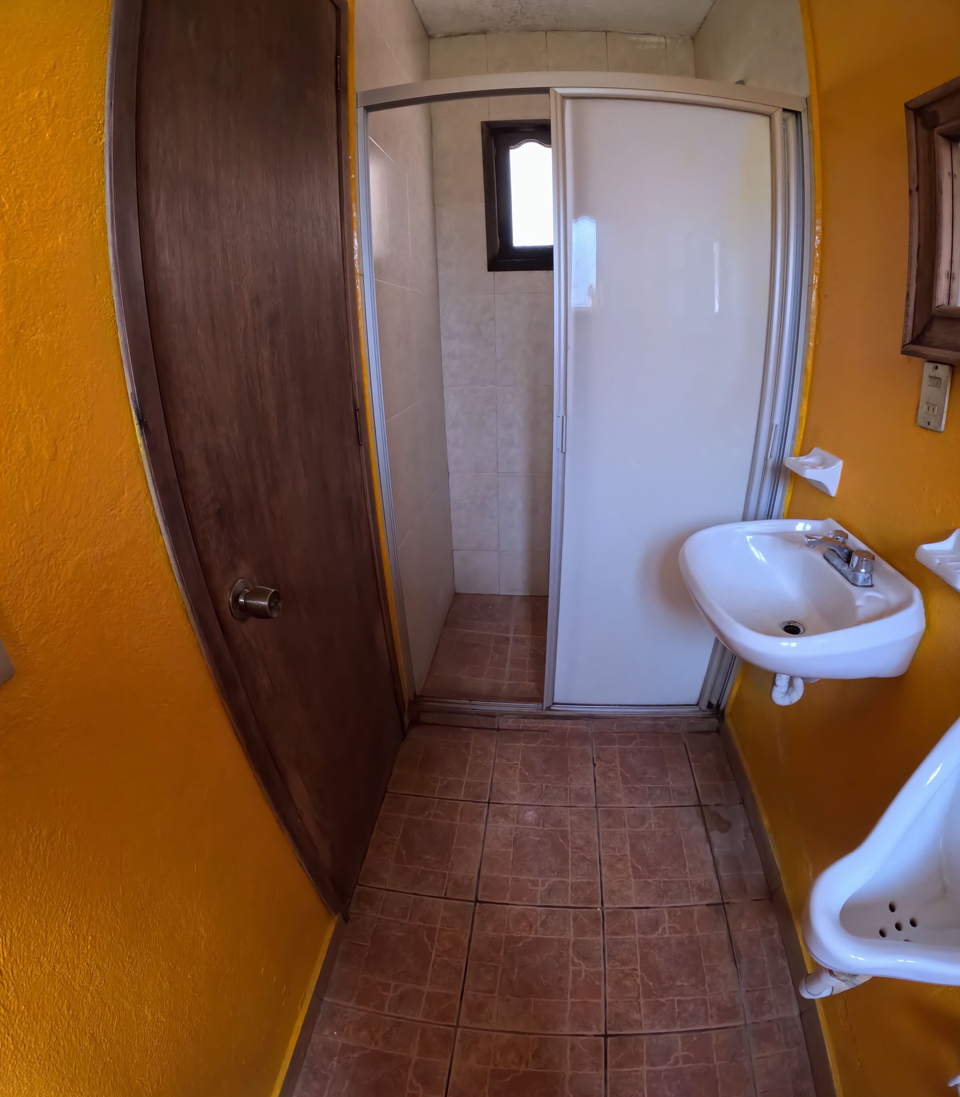 ฝักบัว, ผ้าเช็ดตัว, สบู่, กระดาษชำระ