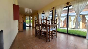 Eenvoudig huisje, balkon | Privékeuken