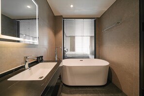 Suite estudio Deluxe, vista a la ciudad | Baño | Amenidades de baño gratuitas, secadora de cabello, toallas, jabón 