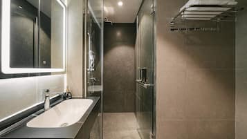 Suite Studio Junior, vue ville | Salle de bain | Articles de toilette gratuits, sèche-cheveux, chaussons