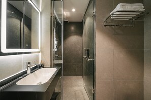 Junior-Studiosuite, Stadtblick | Badezimmer | Kostenlose Toilettenartikel, Haartrockner, Hausschuhe, Handtücher