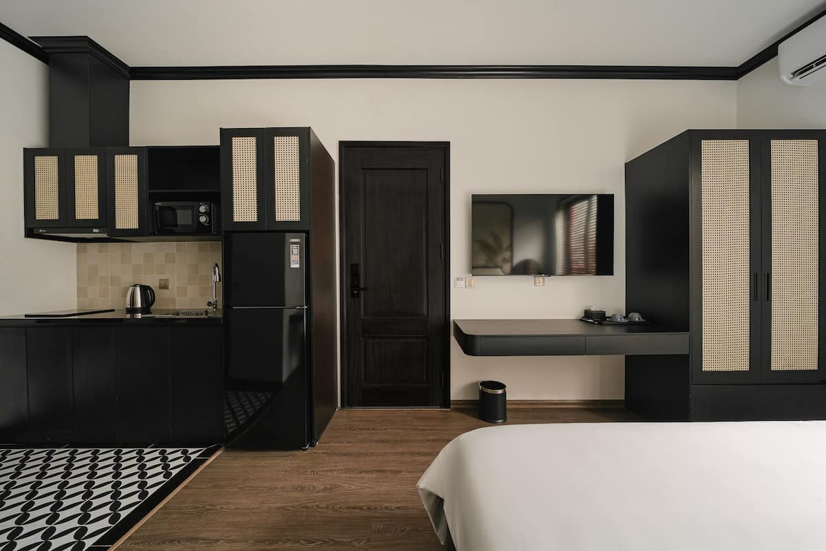Standard Studio Suite | Desk, laptop workspace, free WiFi