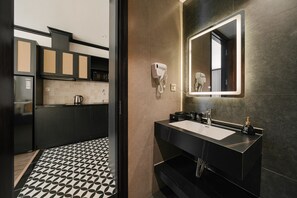 Superior-Studiosuite, Stadtblick | Badezimmer | Kostenlose Toilettenartikel, Haartrockner, Handtücher, Seife